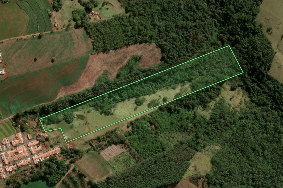 Imagem de satélite do imóvel rural em Cambira (PR), com o contorno declarado no CAR desenhado por cima.