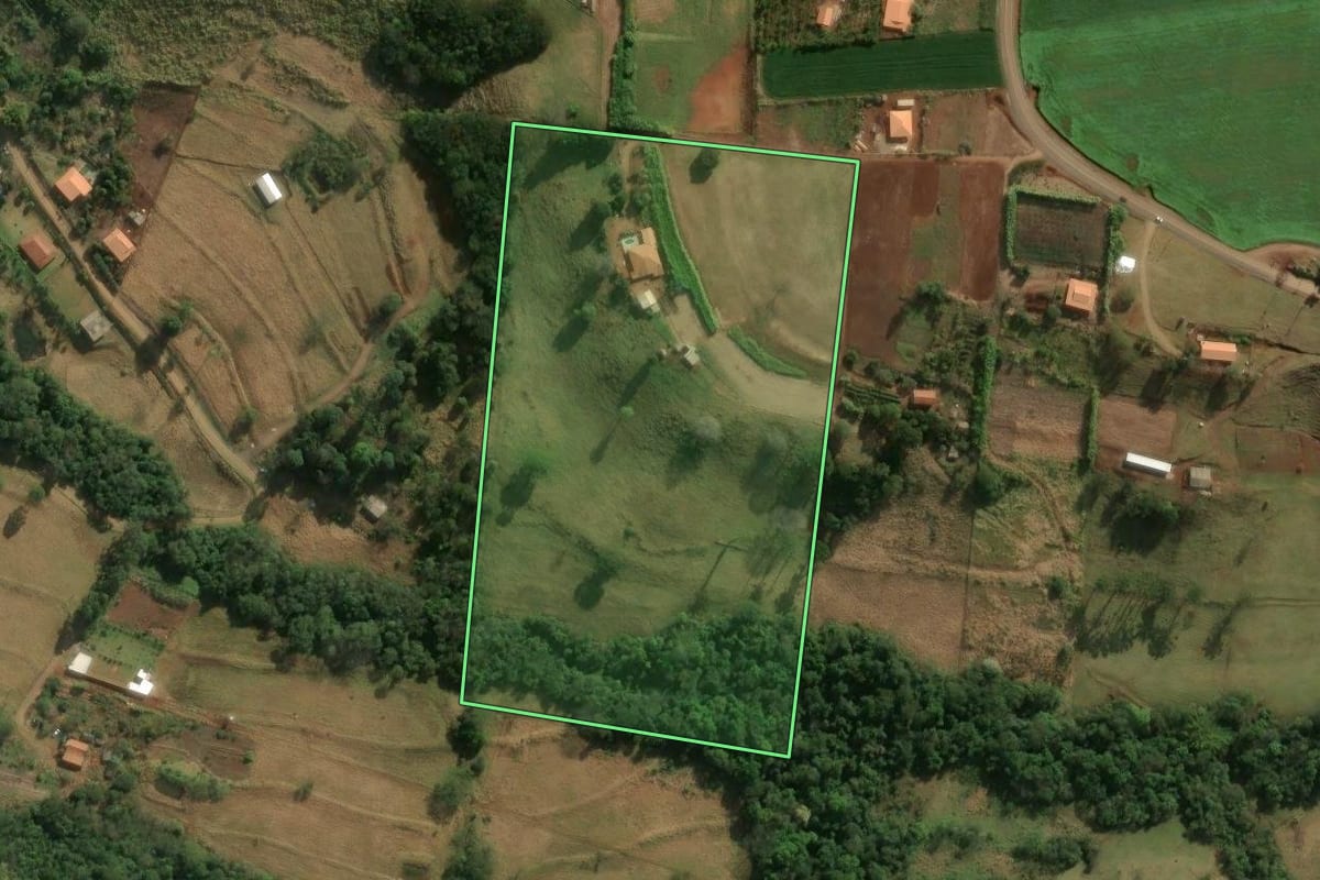 Imagem de satélite do imóvel rural em Cambira (PR), com o contorno declarado no CAR desenhado por cima.