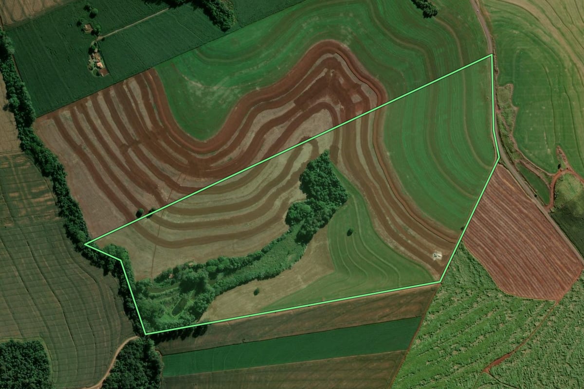 Imagem de satélite do imóvel rural em Cambira (PR), com o contorno declarado no CAR desenhado por cima.