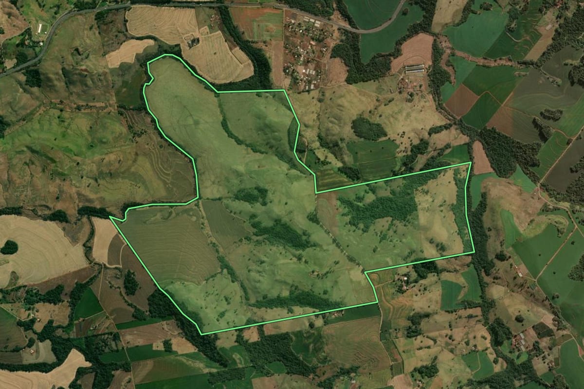 Imagem de satélite do imóvel rural em Cambira (PR), com o contorno declarado no CAR desenhado por cima.