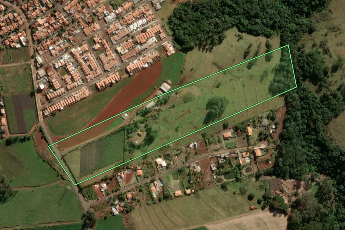 Imagem de satélite do imóvel rural em Cambira (PR), com o contorno declarado no CAR desenhado por cima.