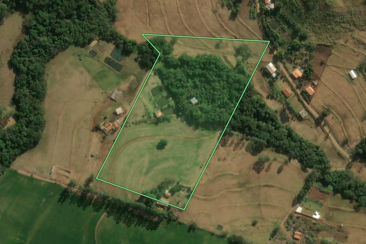 Imagem de satélite do imóvel rural em Cambira (PR), com o contorno declarado no CAR desenhado por cima.