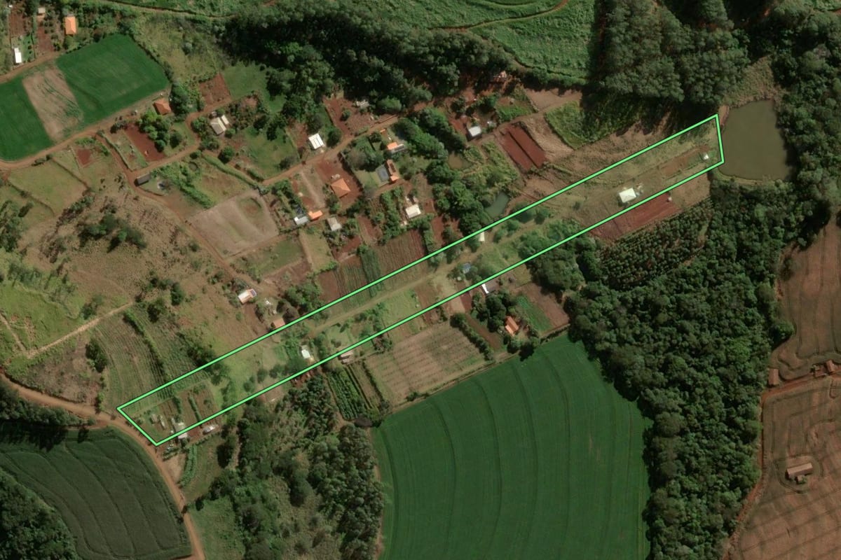 Imagem de satélite do imóvel rural em Cambira (PR), com o contorno declarado no CAR desenhado por cima.