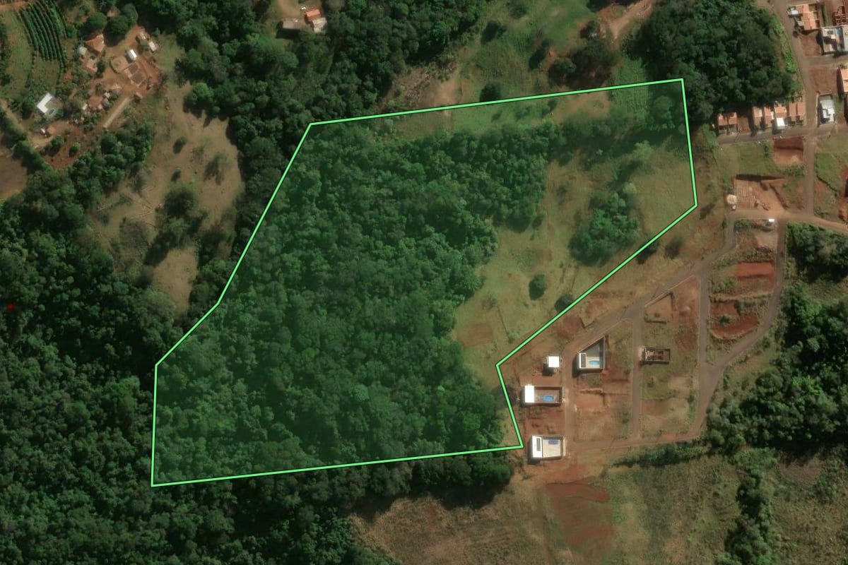 Imagem de satélite do imóvel rural em Cambira (PR), com o contorno declarado no CAR desenhado por cima.