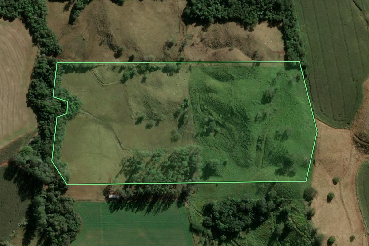 Imagem de satélite do imóvel rural em Cambira (PR), com o contorno declarado no CAR desenhado por cima.