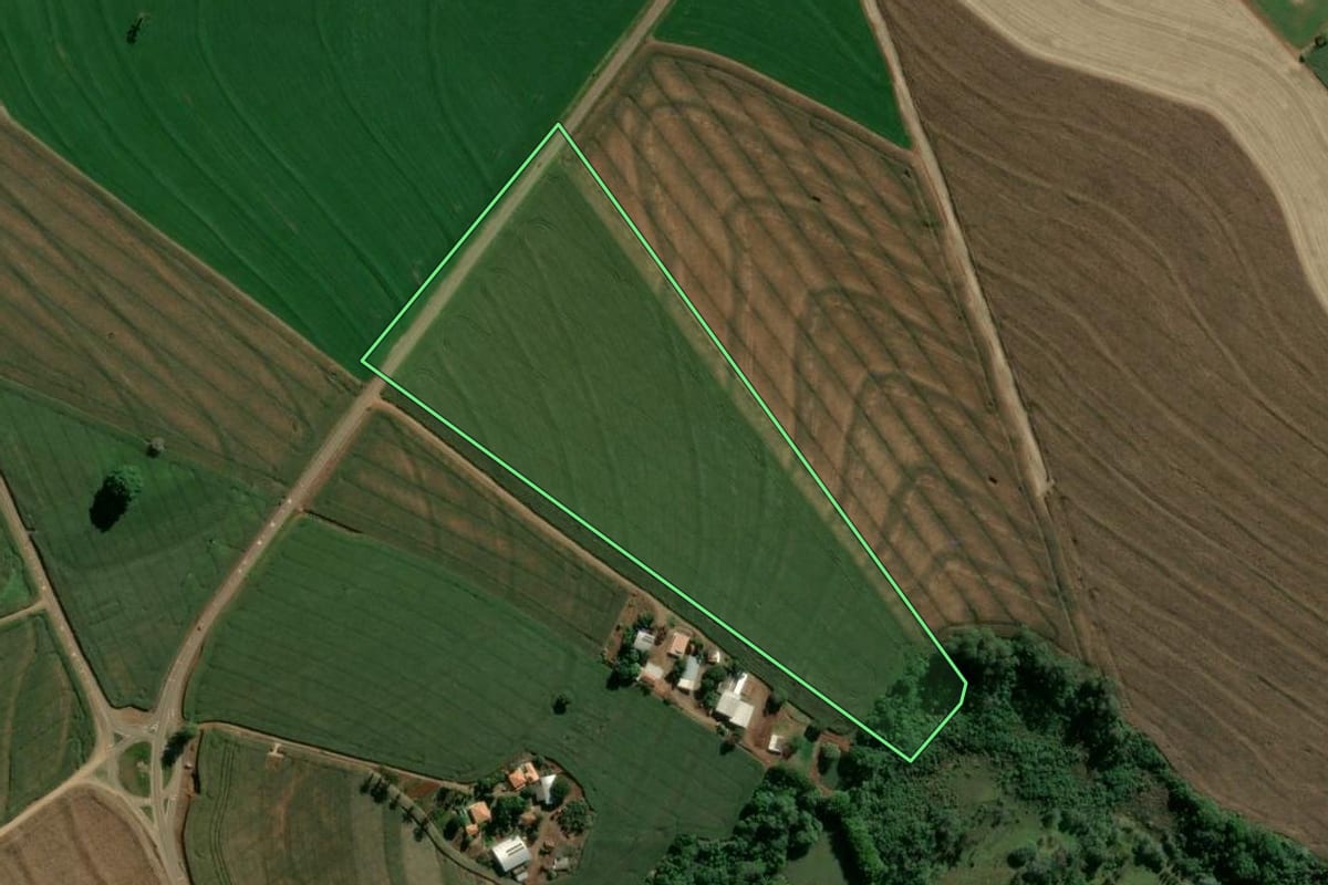 Imagem de satélite do imóvel rural em Cambira (PR), com o contorno declarado no CAR desenhado por cima.
