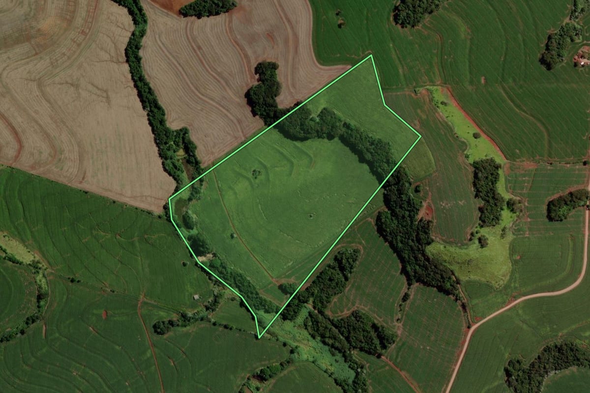 Imagem de satélite do imóvel rural em Campina da Lagoa (PR), com o contorno declarado no CAR desenhado por cima.
