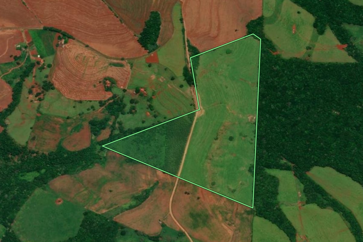 Imagem de satélite do imóvel rural em Campina da Lagoa (PR), com o contorno declarado no CAR desenhado por cima.