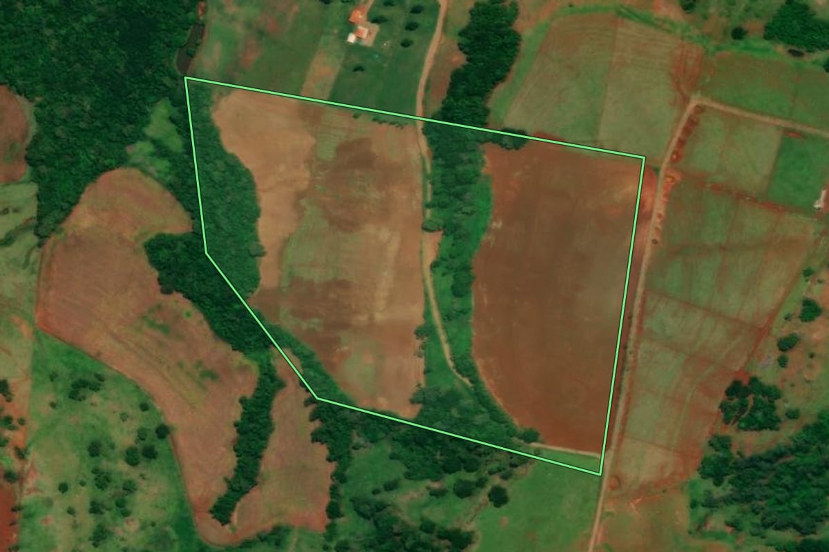 Imagem de satélite do imóvel rural em Campina da Lagoa (PR), com o contorno declarado no CAR desenhado por cima.