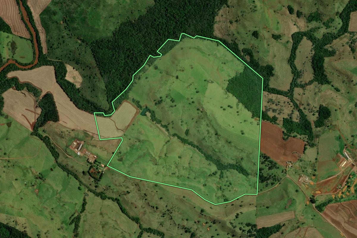 Imagem de satélite do imóvel rural em Campina da Lagoa (PR), com o contorno declarado no CAR desenhado por cima.