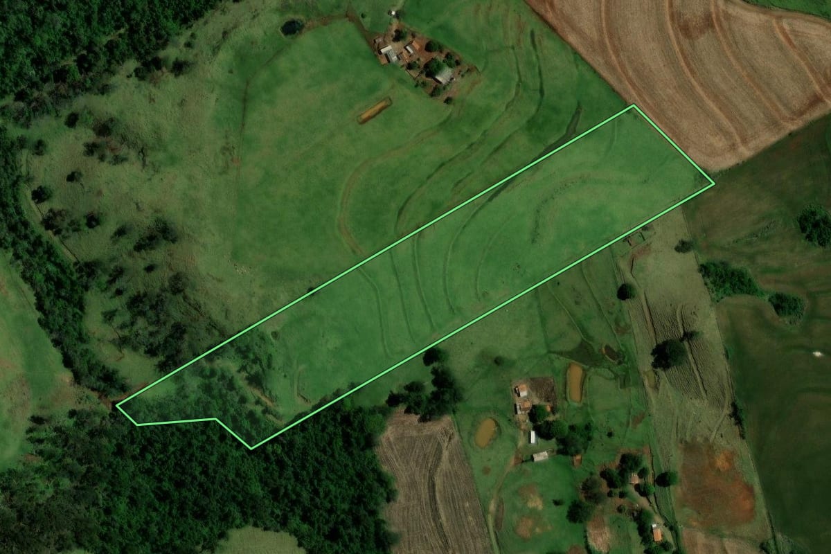 Imagem de satélite do imóvel rural em Campina da Lagoa (PR), com o contorno declarado no CAR desenhado por cima.