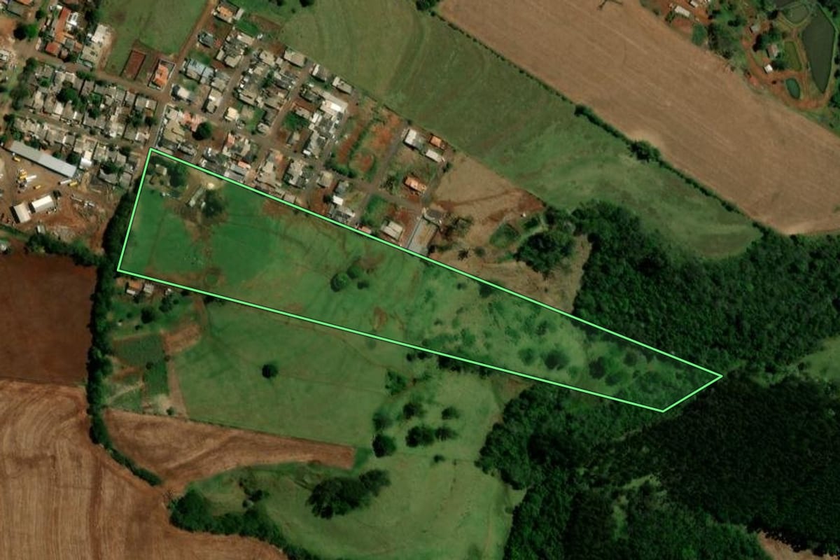 Imagem de satélite do imóvel rural em Campina da Lagoa (PR), com o contorno declarado no CAR desenhado por cima.