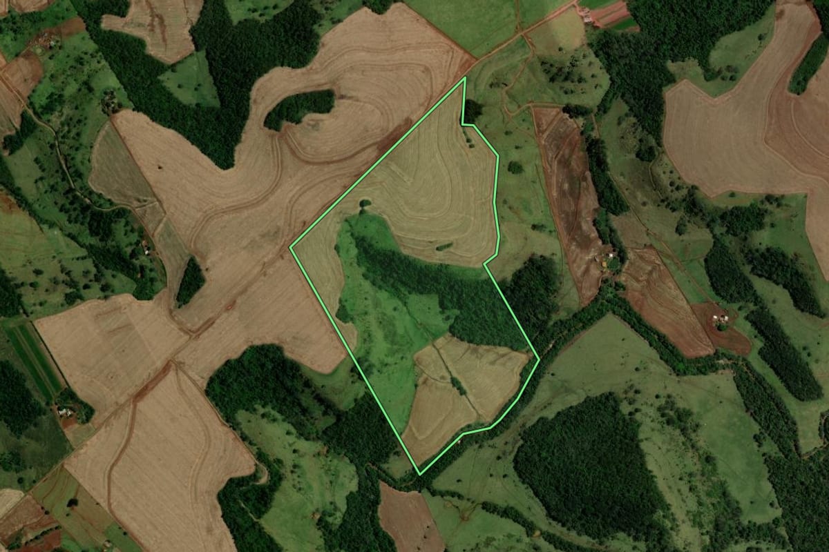 Imagem de satélite do imóvel rural em Campina da Lagoa (PR), com o contorno declarado no CAR desenhado por cima.