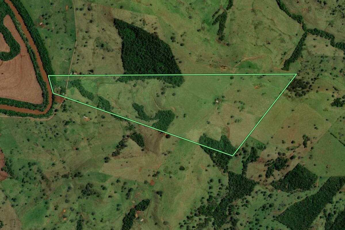 Imagem de satélite do imóvel rural em Campina da Lagoa (PR), com o contorno declarado no CAR desenhado por cima.