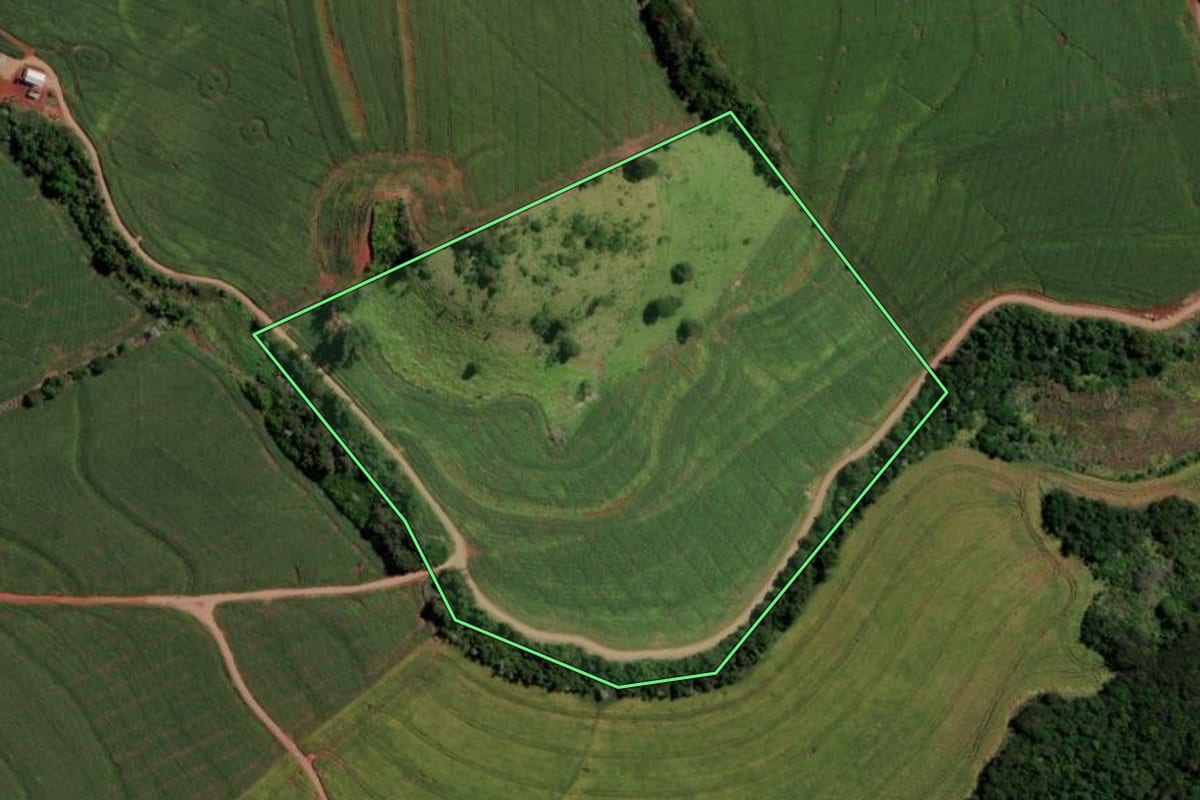 Imagem de satélite do imóvel rural em Campina da Lagoa (PR), com o contorno declarado no CAR desenhado por cima.
