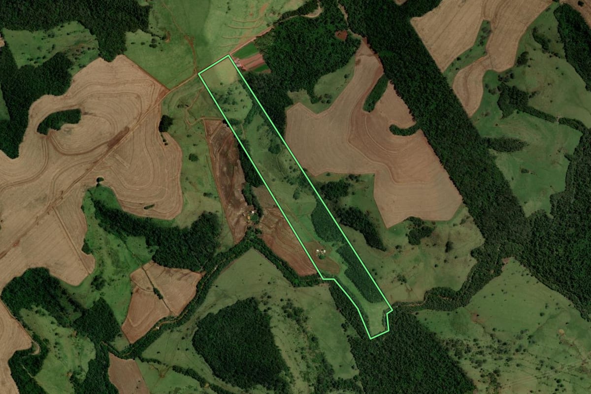Imagem de satélite do imóvel rural em Campina da Lagoa (PR), com o contorno declarado no CAR desenhado por cima.