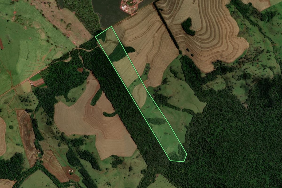 Imagem de satélite do imóvel rural em Campina da Lagoa (PR), com o contorno declarado no CAR desenhado por cima.