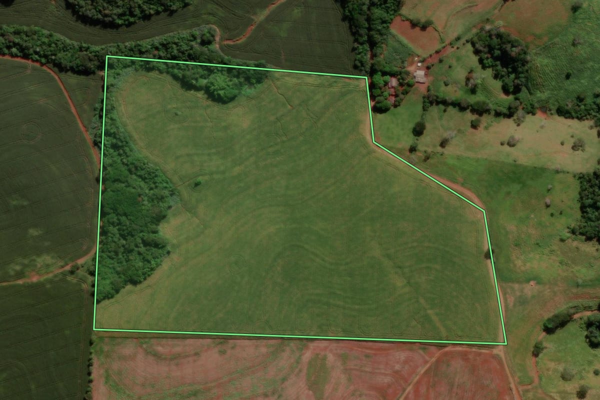 Imagem de satélite do imóvel rural em Campina da Lagoa (PR), com o contorno declarado no CAR desenhado por cima.
