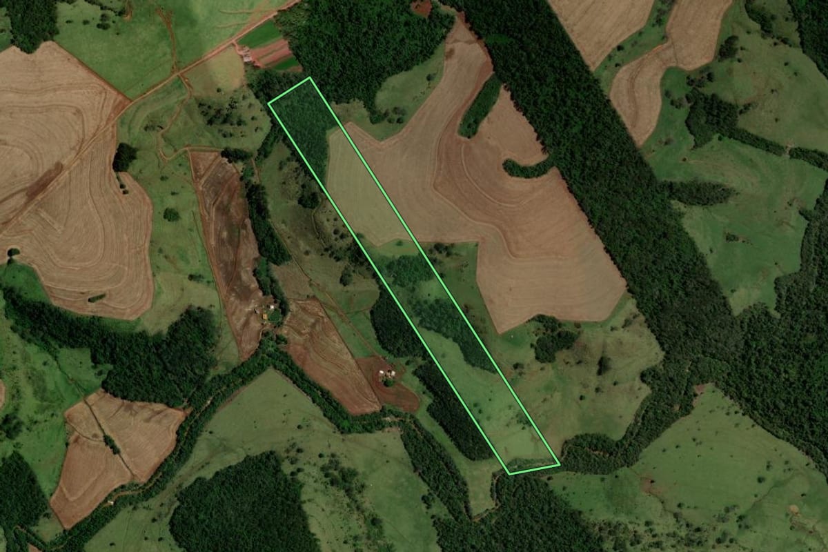 Imagem de satélite do imóvel rural em Campina da Lagoa (PR), com o contorno declarado no CAR desenhado por cima.