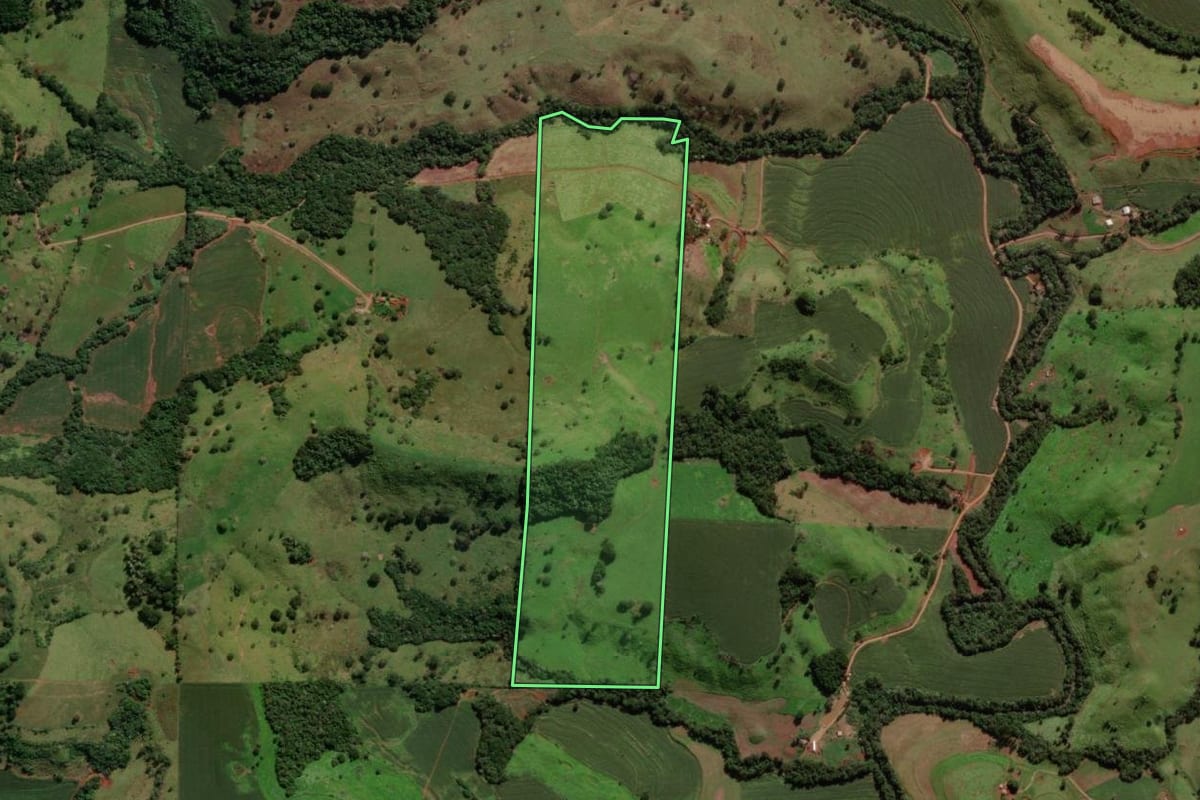 Imagem de satélite do imóvel rural em Campina da Lagoa (PR), com o contorno declarado no CAR desenhado por cima.