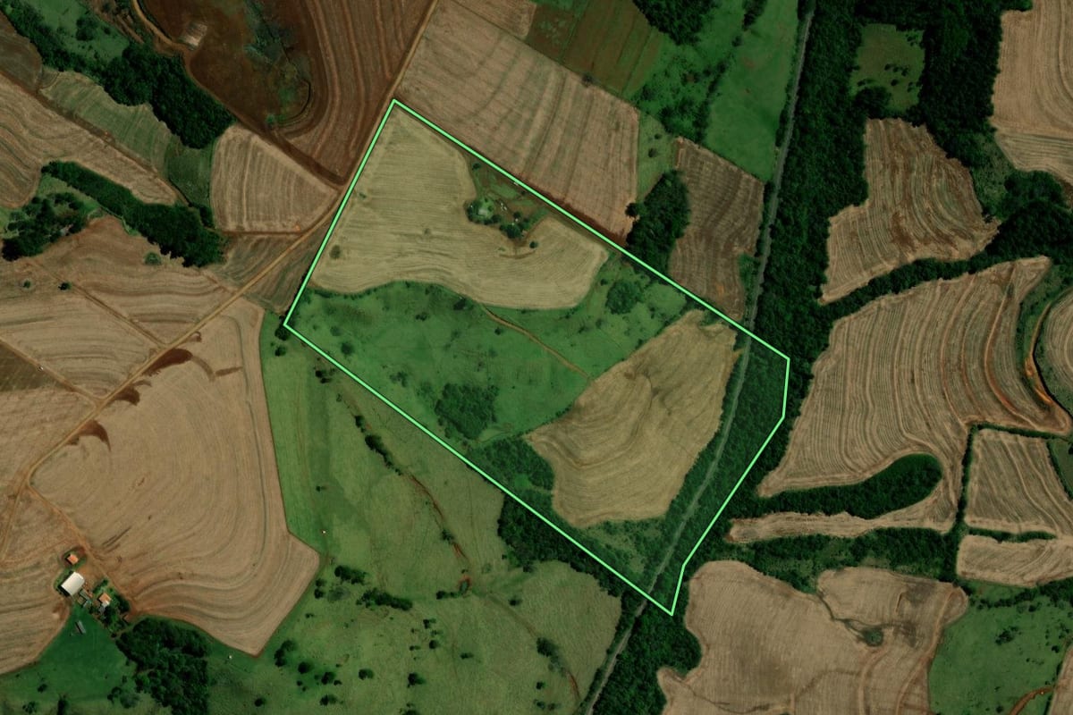 Imagem de satélite do imóvel rural em Campina da Lagoa (PR), com o contorno declarado no CAR desenhado por cima.