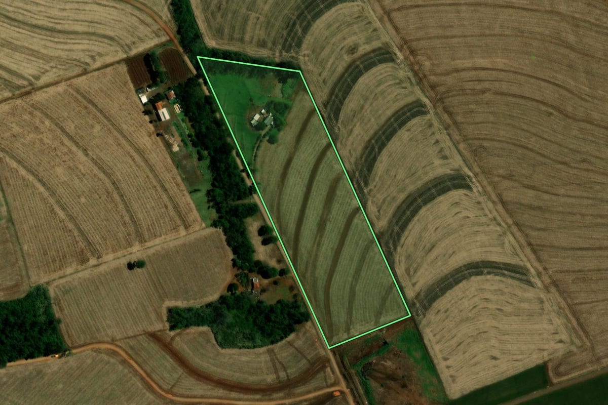 Imagem de satélite do imóvel rural em Campina da Lagoa (PR), com o contorno declarado no CAR desenhado por cima.