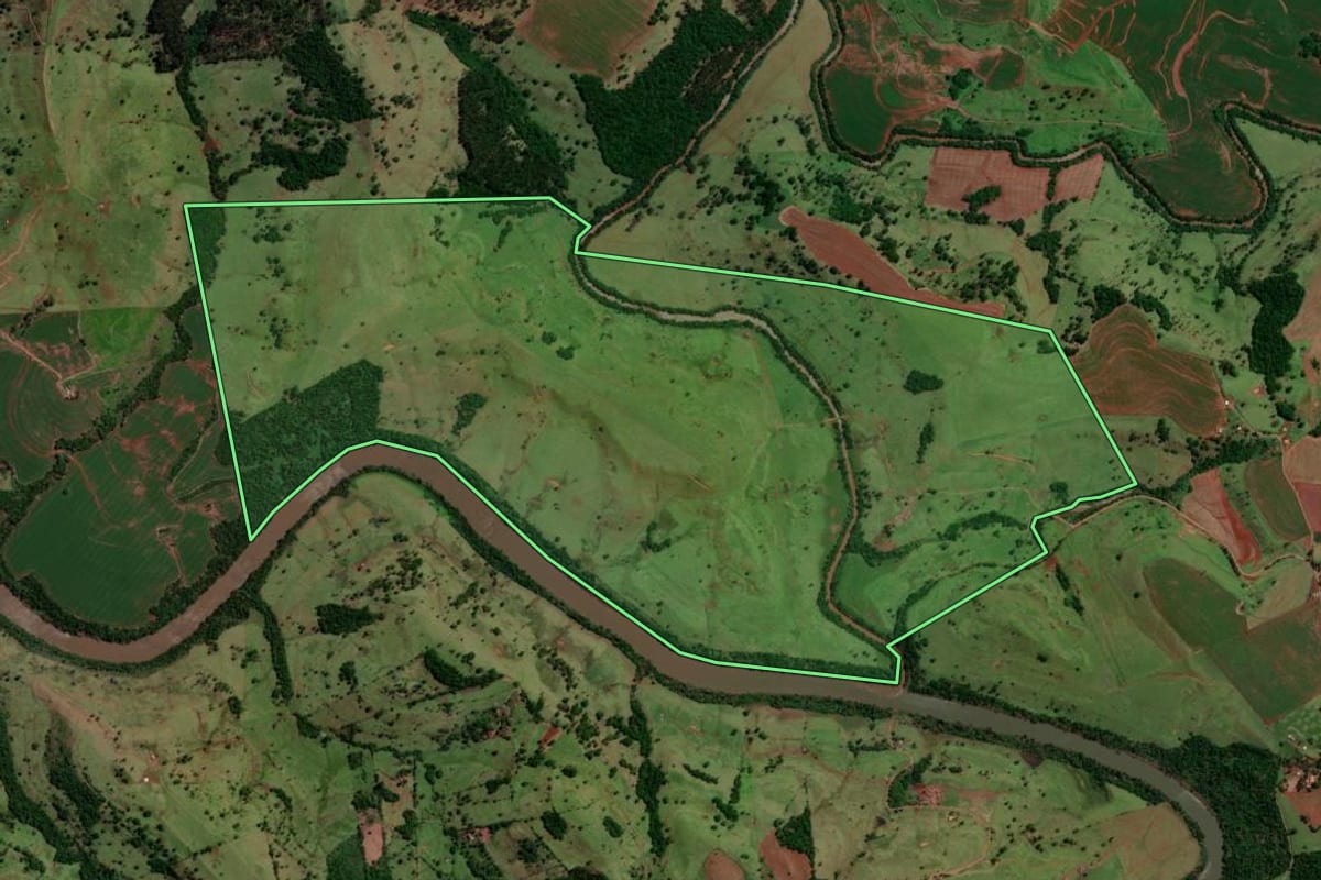 Imagem de satélite do imóvel rural em Campina da Lagoa (PR), com o contorno declarado no CAR desenhado por cima.