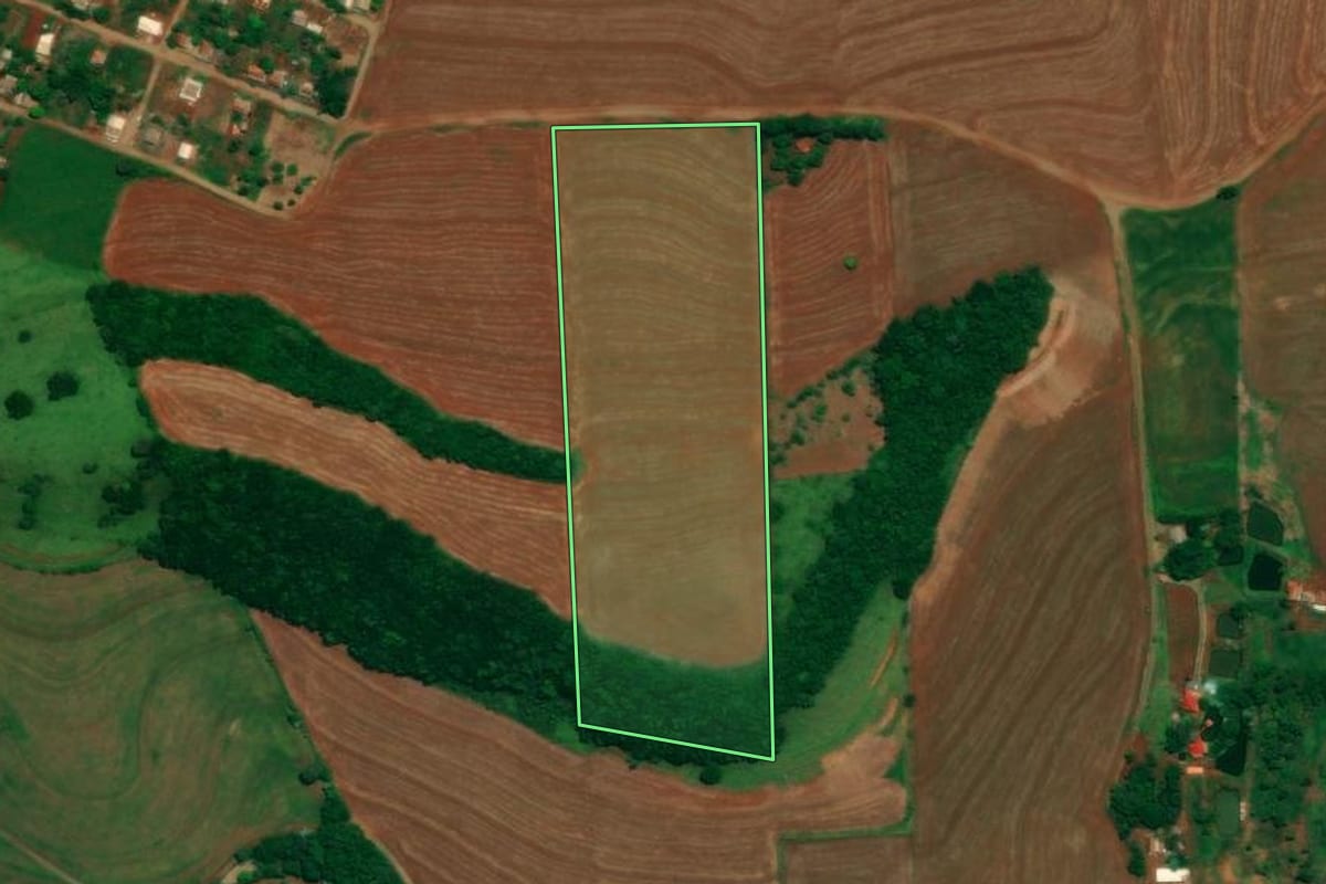 Imagem de satélite do imóvel rural em Campina da Lagoa (PR), com o contorno declarado no CAR desenhado por cima.