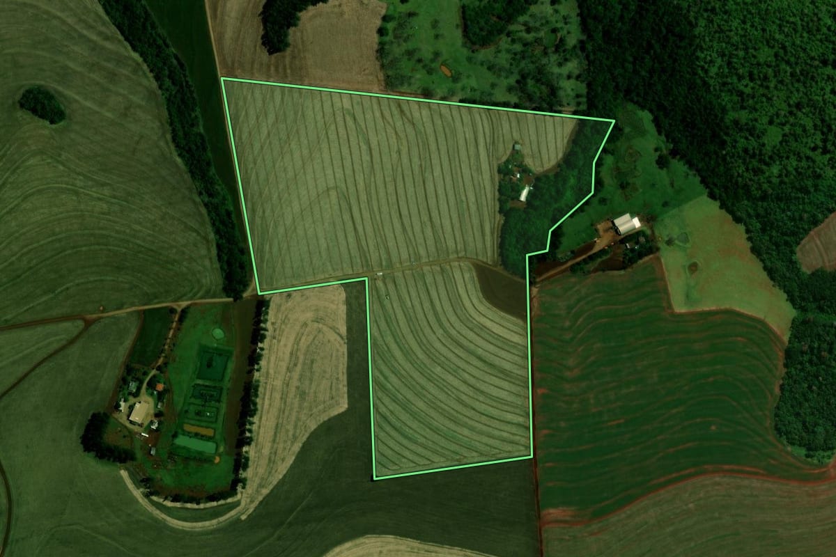 Imagem de satélite do imóvel rural em Campina da Lagoa (PR), com o contorno declarado no CAR desenhado por cima.
