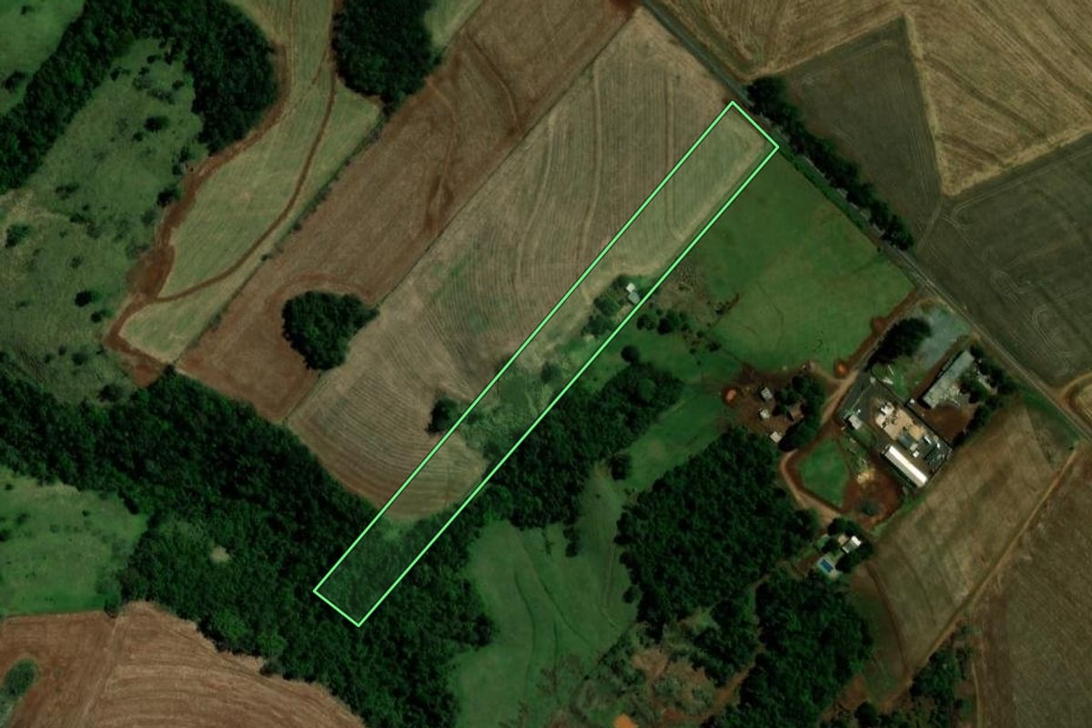 Imagem de satélite do imóvel rural em Campina da Lagoa (PR), com o contorno declarado no CAR desenhado por cima.