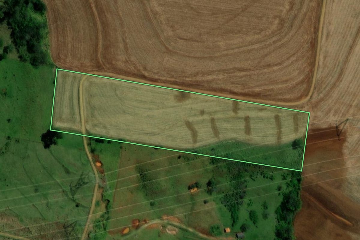 Imagem de satélite do imóvel rural em Campina da Lagoa (PR), com o contorno declarado no CAR desenhado por cima.