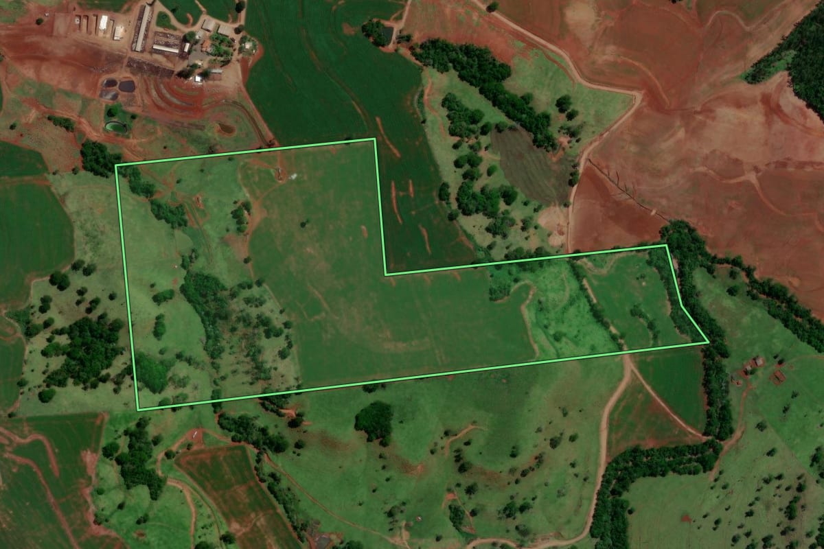 Imagem de satélite do imóvel rural em Campina da Lagoa (PR), com o contorno declarado no CAR desenhado por cima.