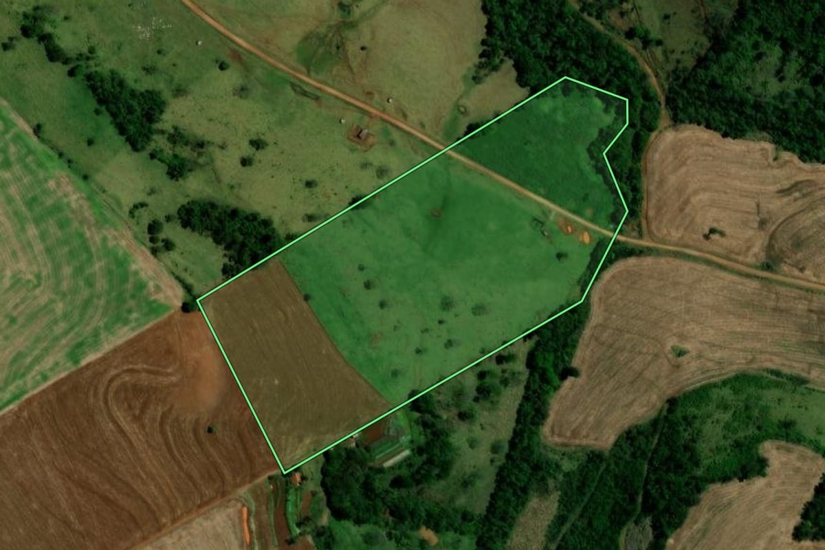 Imagem de satélite do imóvel rural em Campina da Lagoa (PR), com o contorno declarado no CAR desenhado por cima.