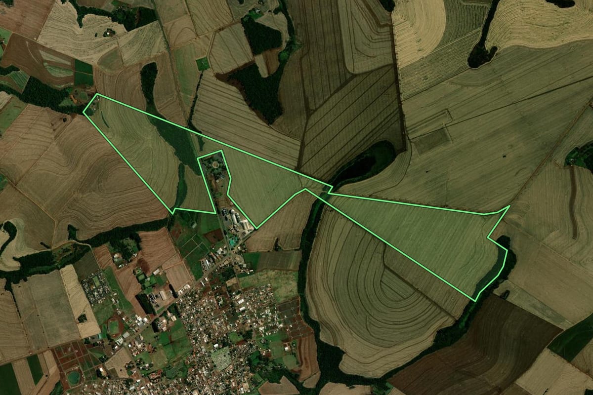 Imagem de satélite do imóvel rural em Campina da Lagoa (PR), com o contorno declarado no CAR desenhado por cima.