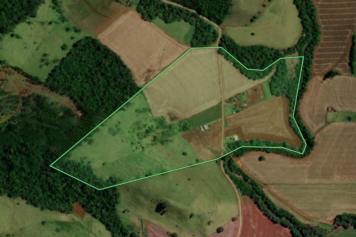 Imagem de satélite do imóvel rural em Campina da Lagoa (PR), com o contorno declarado no CAR desenhado por cima.