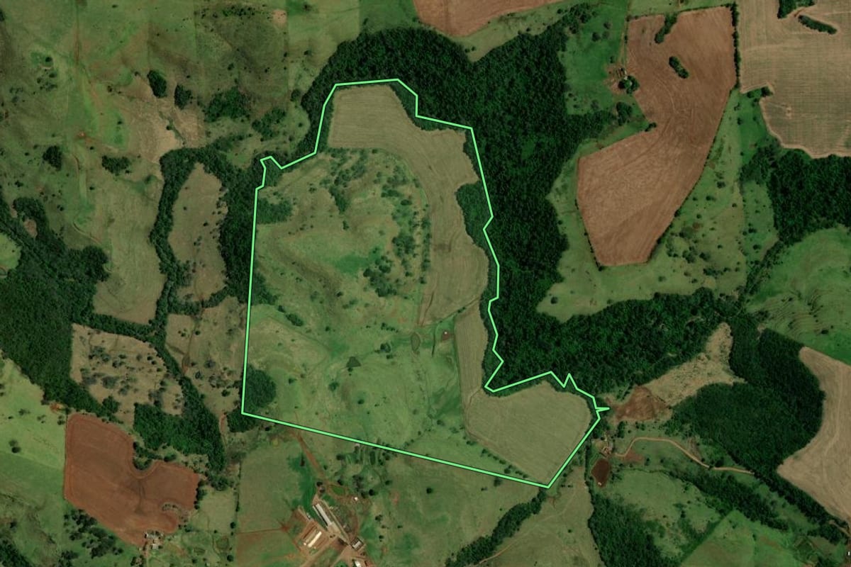 Imagem de satélite do imóvel rural em Campina da Lagoa (PR), com o contorno declarado no CAR desenhado por cima.