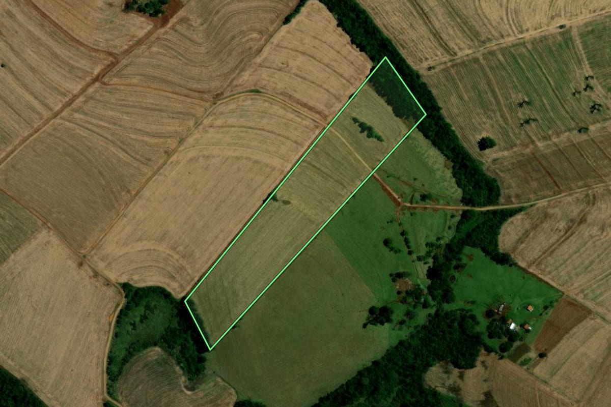Imagem de satélite do imóvel rural em Campina da Lagoa (PR), com o contorno declarado no CAR desenhado por cima.