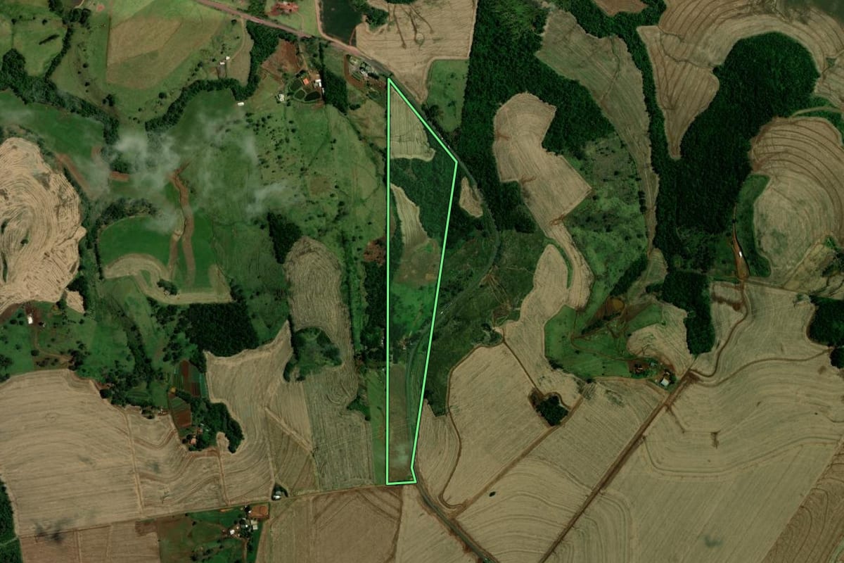 Imagem de satélite do imóvel rural em Campina da Lagoa (PR), com o contorno declarado no CAR desenhado por cima.