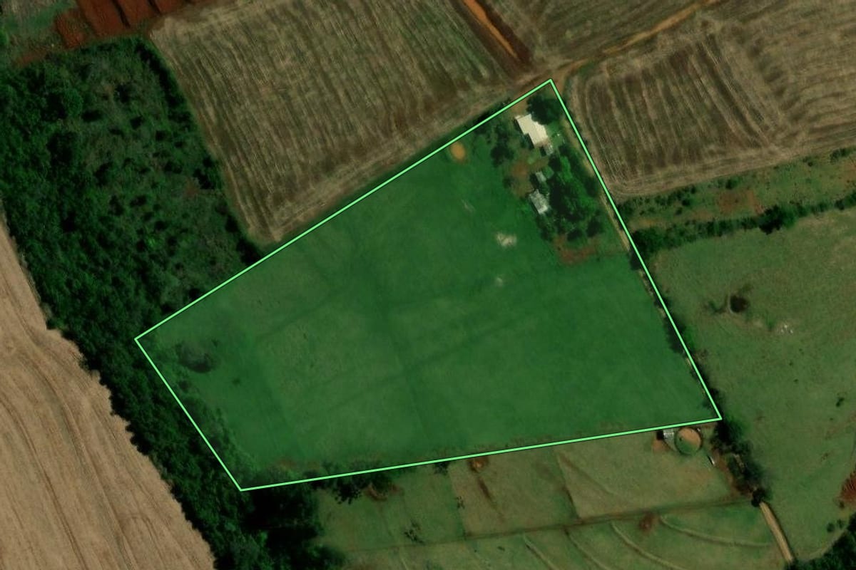 Imagem de satélite do imóvel rural em Campina da Lagoa (PR), com o contorno declarado no CAR desenhado por cima.