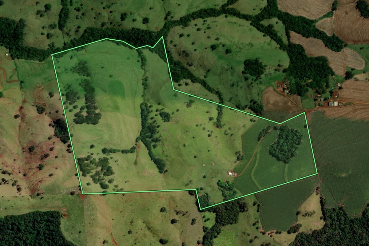 Imagem de satélite do imóvel rural em Campina da Lagoa (PR), com o contorno declarado no CAR desenhado por cima.