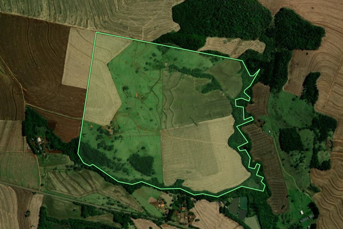 Imagem de satélite do imóvel rural em Campina da Lagoa (PR), com o contorno declarado no CAR desenhado por cima.