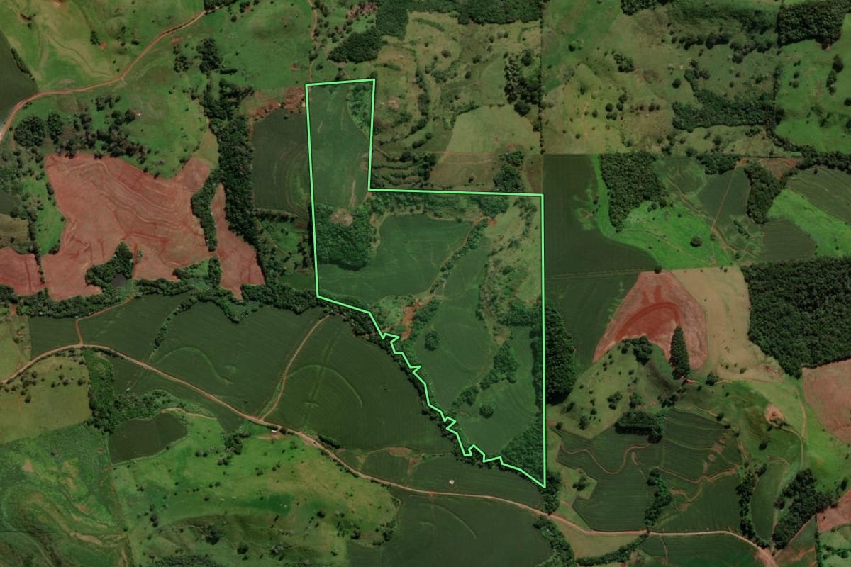 Imagem de satélite do imóvel rural em Campina da Lagoa (PR), com o contorno declarado no CAR desenhado por cima.