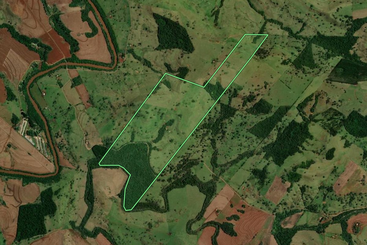 Imagem de satélite do imóvel rural em Campina da Lagoa (PR), com o contorno declarado no CAR desenhado por cima.