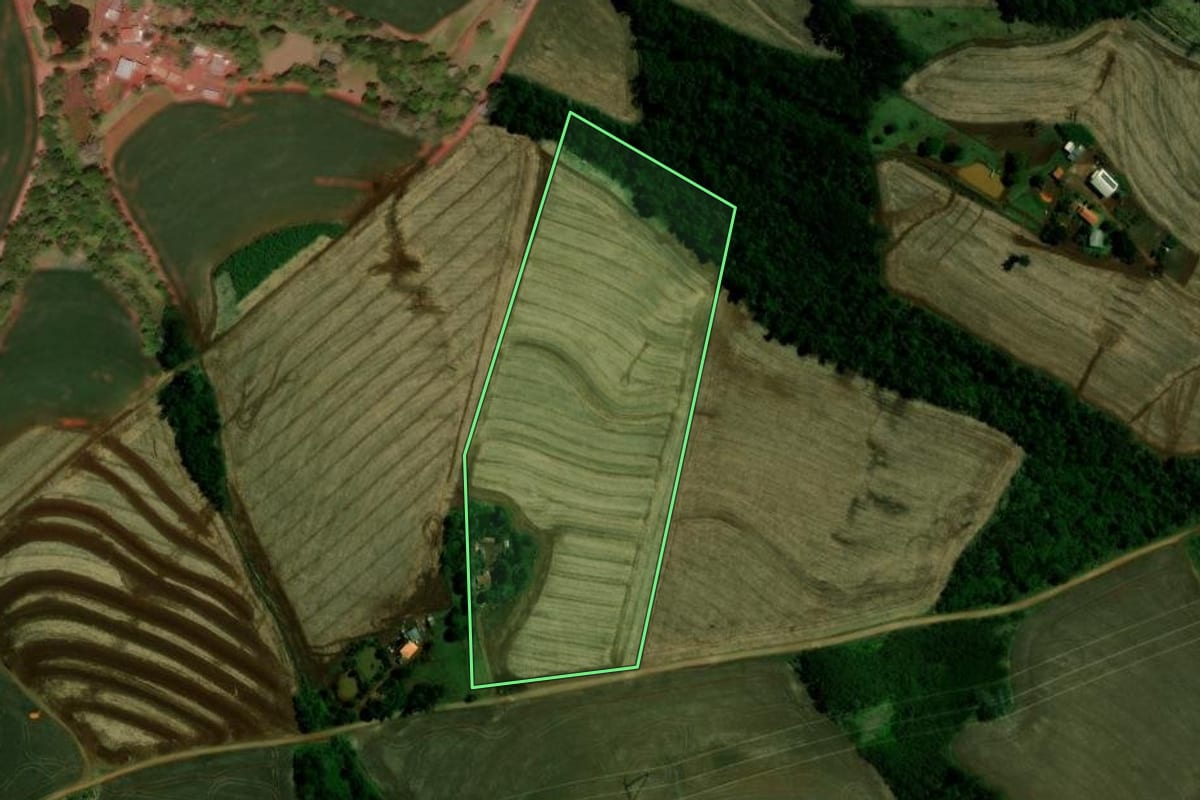 Imagem de satélite do imóvel rural em Campina da Lagoa (PR), com o contorno declarado no CAR desenhado por cima.
