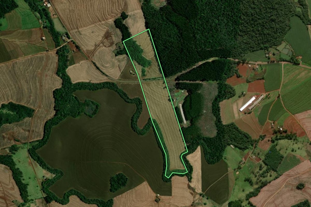 Imagem de satélite do imóvel rural em Campina da Lagoa (PR), com o contorno declarado no CAR desenhado por cima.
