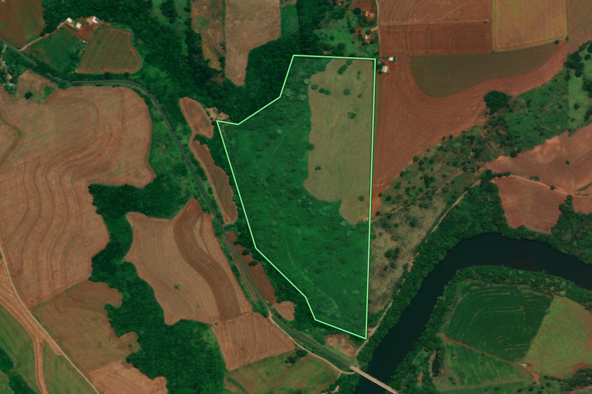 Imagem de satélite do imóvel rural em Campina da Lagoa (PR), com o contorno declarado no CAR desenhado por cima.