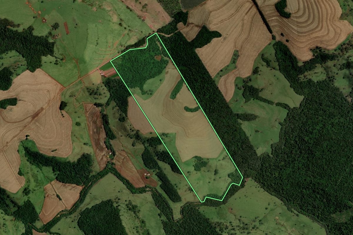 Imagem de satélite do imóvel rural em Campina da Lagoa (PR), com o contorno declarado no CAR desenhado por cima.