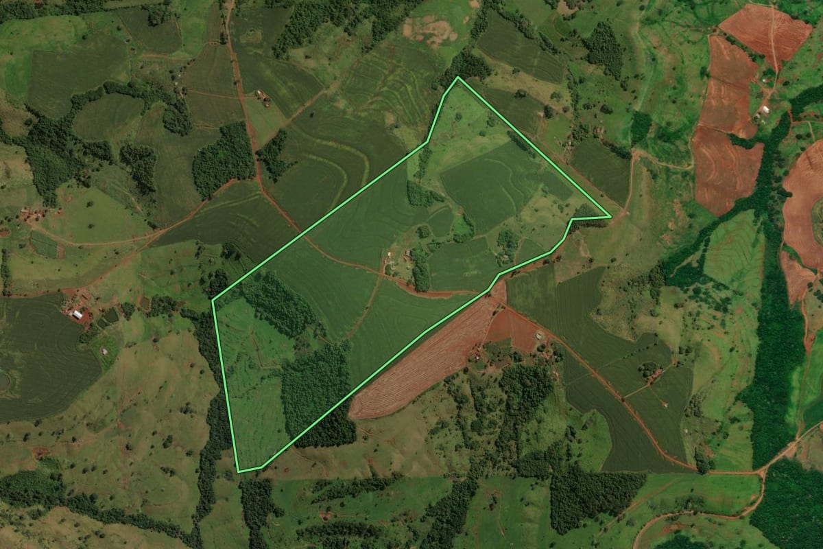 Imagem de satélite do imóvel rural em Campina da Lagoa (PR), com o contorno declarado no CAR desenhado por cima.