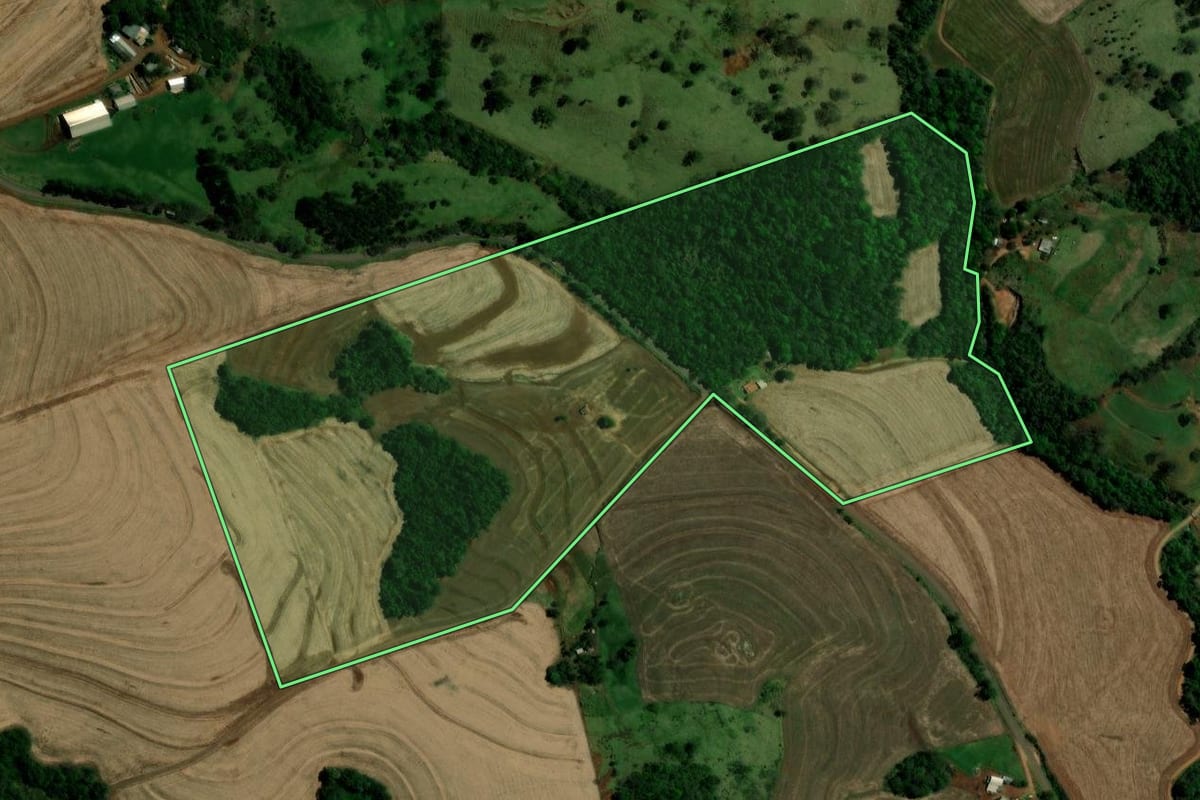 Imagem de satélite do imóvel rural em Campina da Lagoa (PR), com o contorno declarado no CAR desenhado por cima.