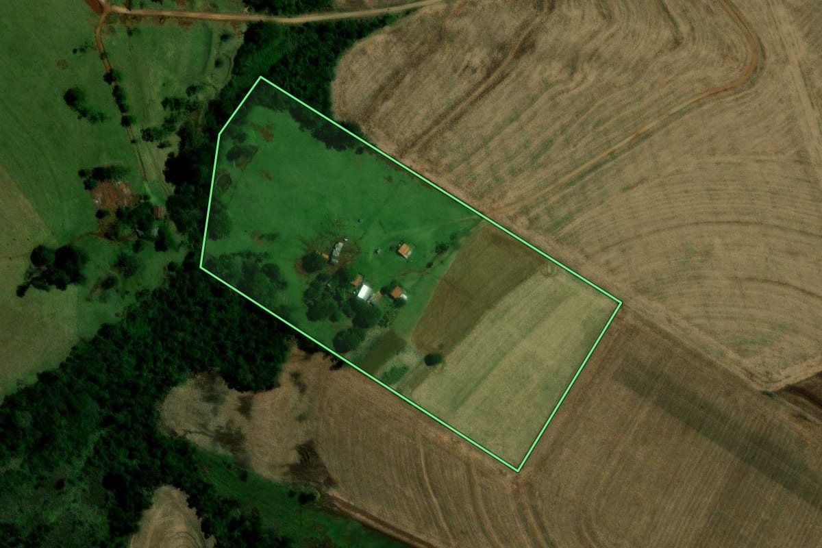 Imagem de satélite do imóvel rural em Campina da Lagoa (PR), com o contorno declarado no CAR desenhado por cima.